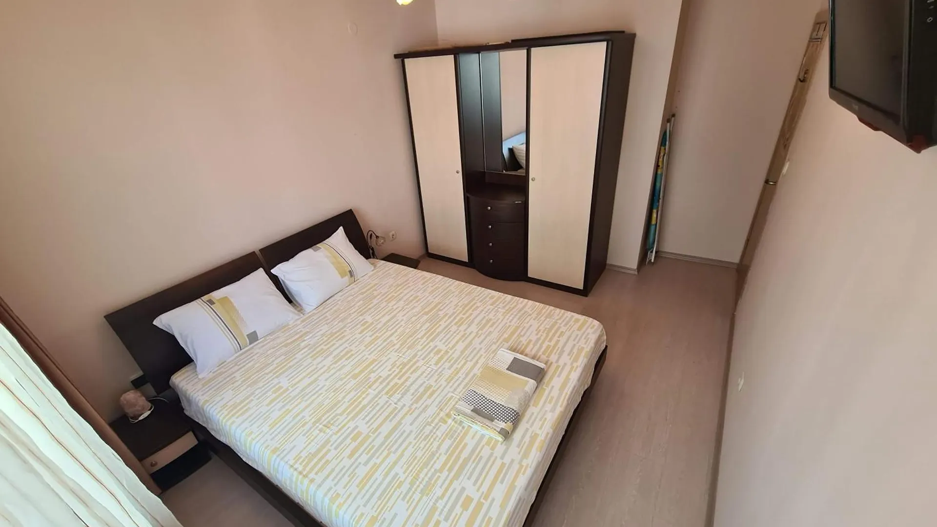 Spacious 2 Bedroom Apartment Σόφια